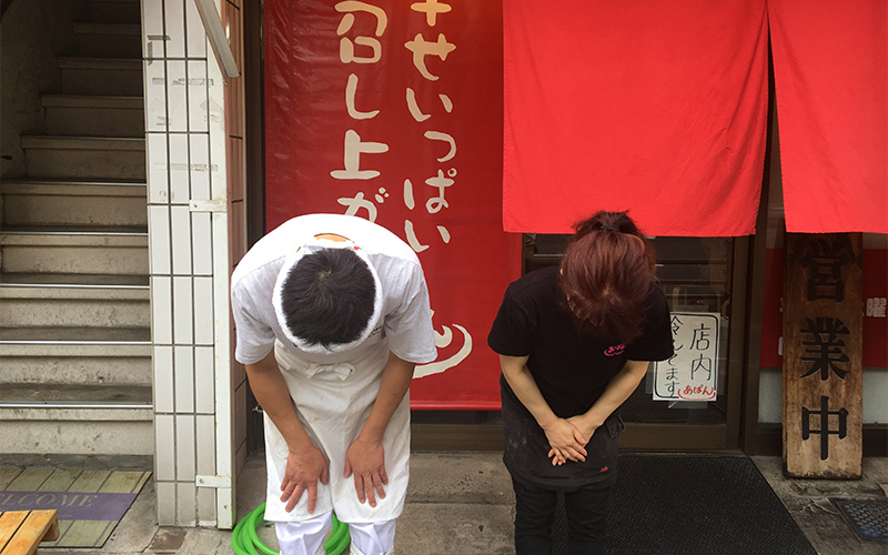 大量の豚骨と鶏ガラで丁寧に仕込んだ自慢のスープ。特注麺は定番の太麺と極細麺もお選びいただけます！